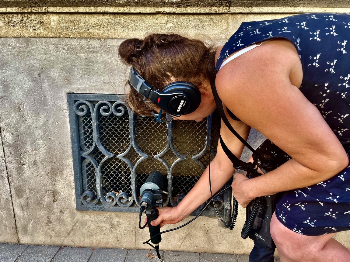 l'artiste Caroline Boe en train de collecter des sons dans un environnement urbain avec son micro