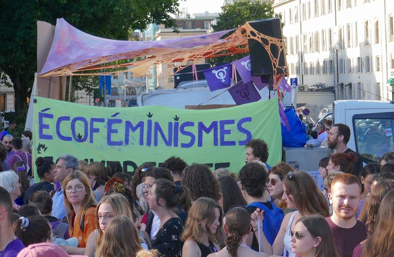 Personnes manifestant, tenant une banderole sur laquelle est écrit "ecoféminismes"