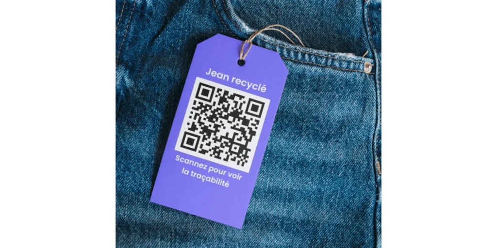 Mockup d'une étiquette digital product passport (dpp) pour la traçabilité d'un jean recyclé
