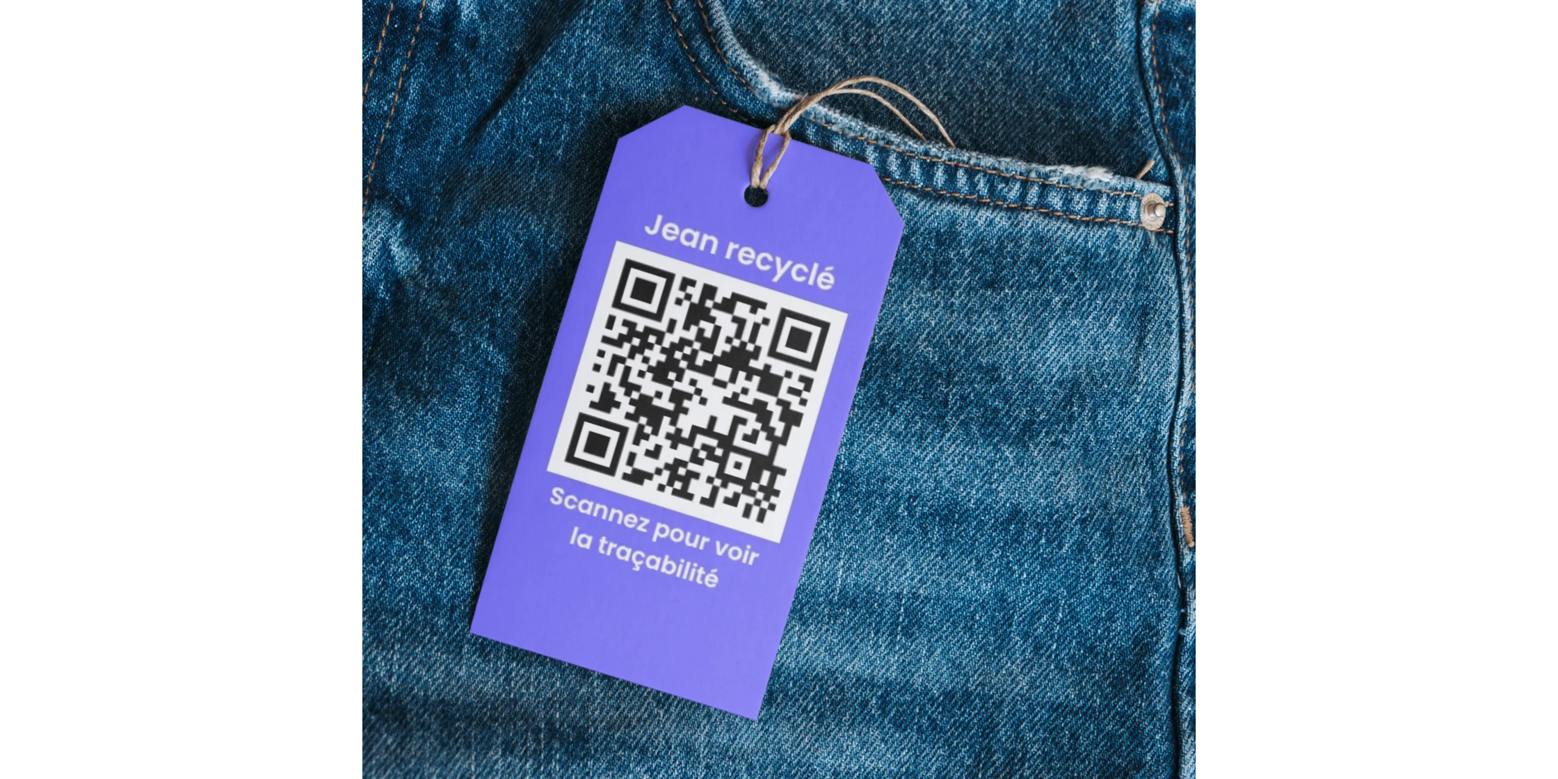 Étiquette violette « Jean recyclé » avec QR code, accrocheur sur jean en denim bleu. directive ecgt intégrée.