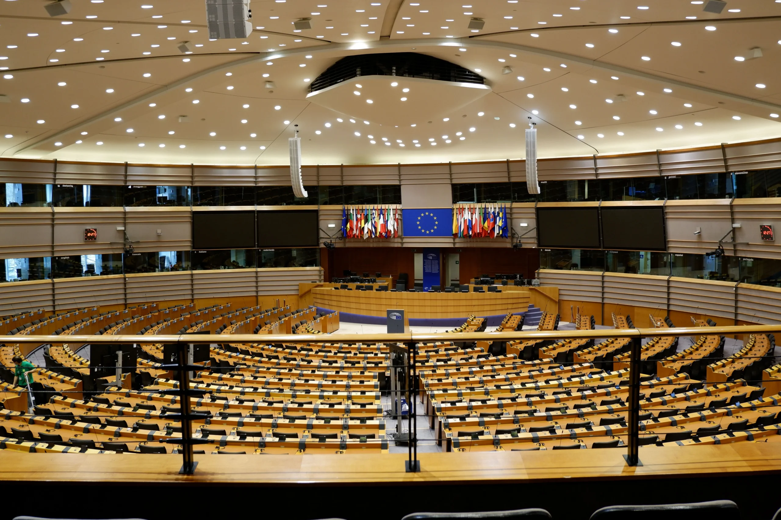 Hémicycle du Parlement européen vide, avec les drapeaux des États membres au fond
