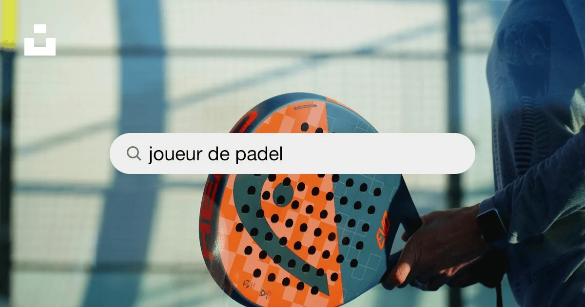 Joueur de padel tenant sa raquette de padel Joueur de padel tenant sa raquette de padel