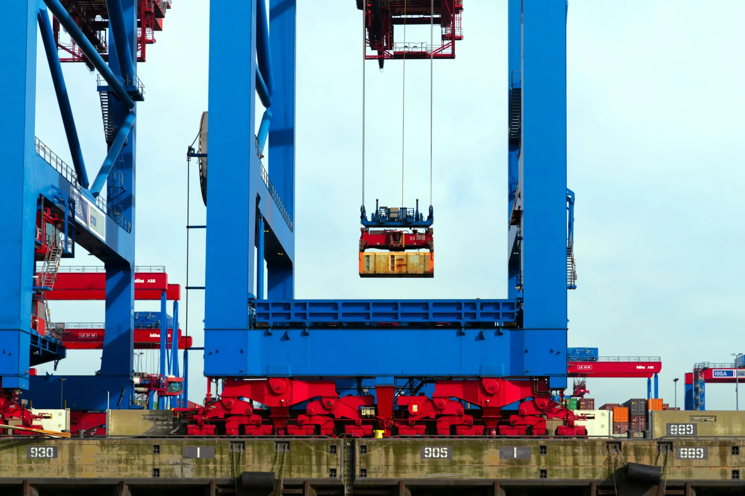 Portique de terminal portuaire déchargeant un conteneur d'importation sur un quai